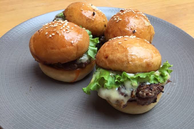Tips Memadukan Saus dan Isian Burger agar Rasanya Lebih Istimewa